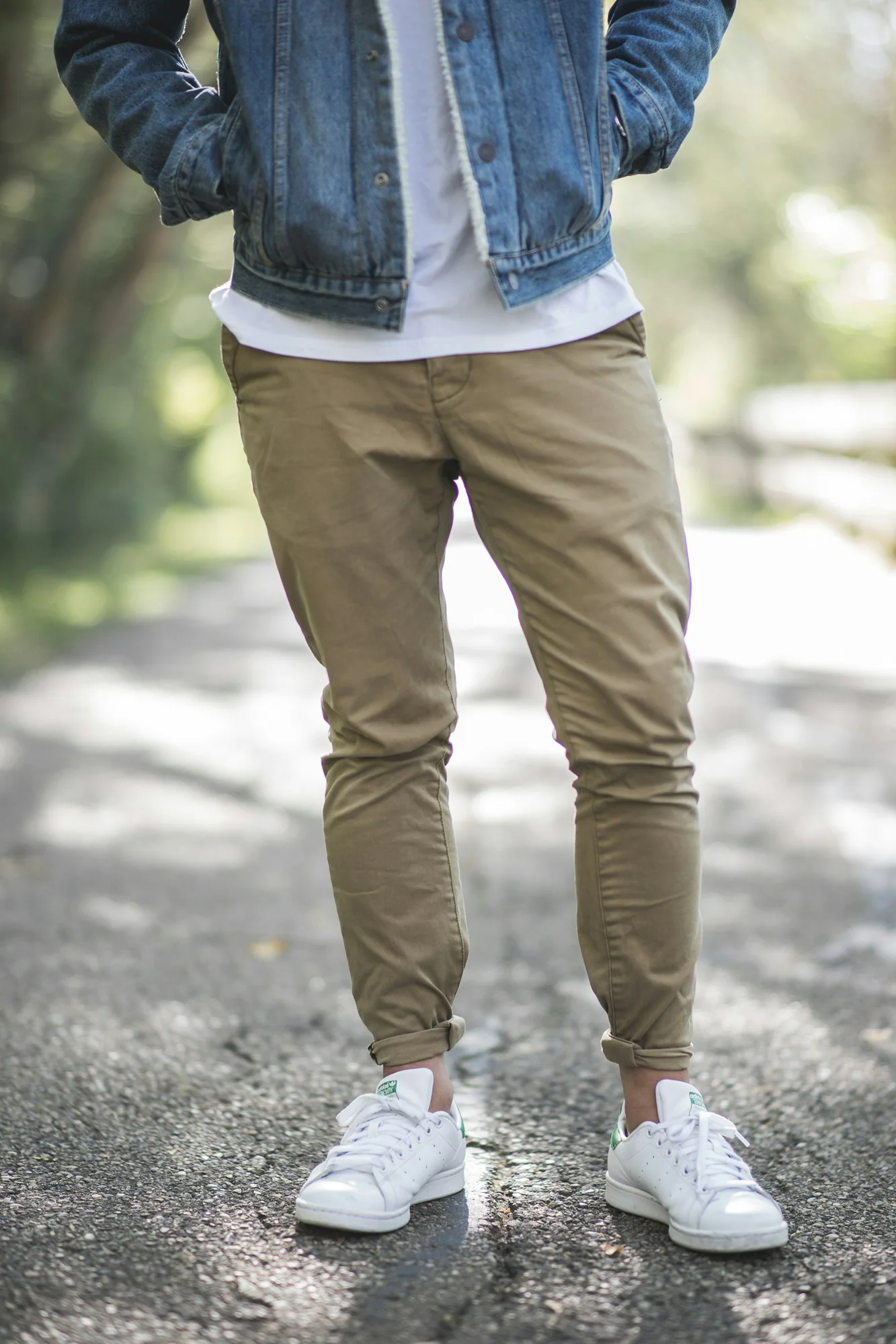 Man wearing khaki tapered chinos and white sneakers